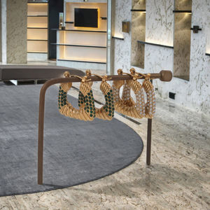 Pendientes de aro geométricos gruesos de acero inoxidable chapados en oro PVD de 18 quilates para mujer, con diseño texturizado, para uso diario, joyería de moda. - Product Image 2