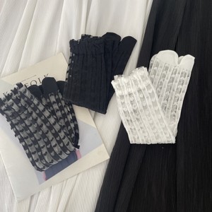 Chaussettes Tabi Jingwen OEM Oeko Tex100 en dentelle cœur, à volants, en maille, à deux orteils, mignonnes, à rayures verticales, transparentes, à orteils fendus - Product Image 3