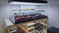 YUELI Caja de exhibición de acrílico de alta transparencia personalizada para modelos de coches, con guías de tarjetas de submontaje ensambladas y superficie pulida transpirable