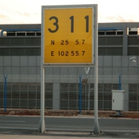 Panneau d'affichage pour aéroport avec coordonnées GPS, rétroéclairage LED haute luminosité, texte personnalisable, cadre rectangulaire en aluminium, boîte à lumière