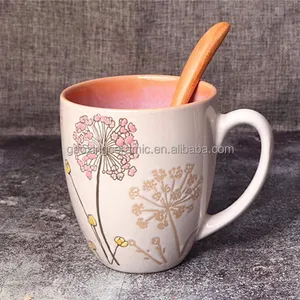 舒适的秋季陶瓷咖啡杯，手绘花朵，奶油色外观，里面有秋季橙色反光釉