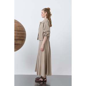 Ensemble jupe zippée élégante en viscose/polyester respirant et doux pour femme Puane, avec patte de boutonnage discrète et tissu fluide pour un confort tout au long de la journée - Product Image 4