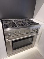 36 pouces 5,5 cu. Cuisinière électrique, 6 plaques de cuisson à gaz et four à convection, grilles en fonte et panneau inclinable en acier inoxydable