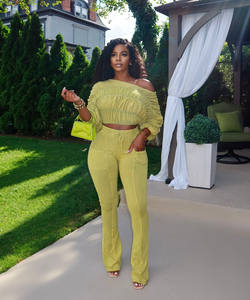 ชุดลำลองสองชิ้นสำหรับผู้หญิง คอลเลคชั่นปี 2025 เสื้อเปิดไหล่ คอเฉียง แขนยาวจับจีบ พร้อมกางเกงทรงบานเข้ารูป - Product Image 5