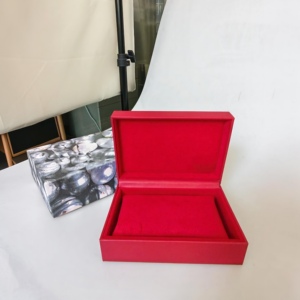 Caja de embalaje para reloj de mujer, hecha a mano en fábrica, de plástico rojo, cuero sintético, con un hermoso logotipo estampado en lámina, con caja exterior. - Product Image 3