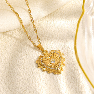 Collier en acier inoxydable plaqué or 18 carats avec pendentif cœur solitaire, chaîne de clavicule, bijou cadeau, accessoire de mode - Product Image 3
