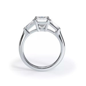 แหวนหมั้นเพชรทรงเอเมอรัลด์ 2 กะรัต ทองคำขาว 14K ดีไซน์คลาสสิก ประดับเพชรทรงบาแก็ตต์ด้านข้าง พร้อมใบรับรอง IGI เครื่องประดับสำหรับผู้หญิง - Product Image 6