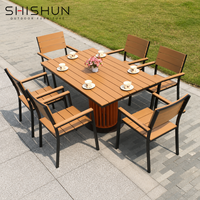 Ensemble table et chaises de jardin en aluminium WPC, mobilier de patio moderne avec plateau à lattes pour restaurant, hôtel, ou usage extérieur.
