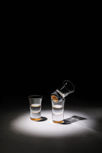 カスタマイズされたロゴラウンド1.5オンスゴールデンショットグラス、ヘビーベースウイスキーショットグラステイスティングテキーラシューターグラス - Product Image 5