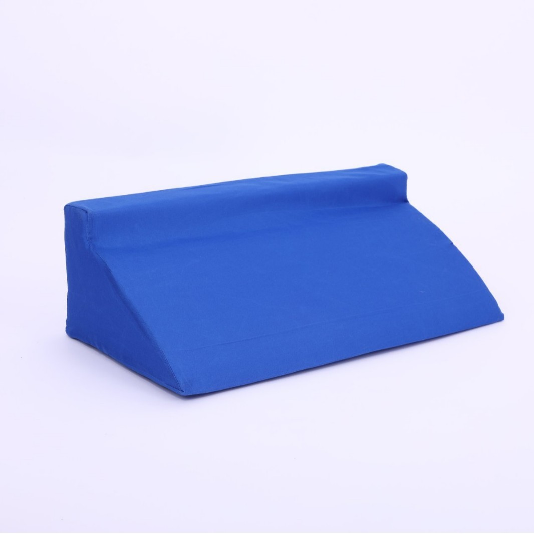 Housse en tissu bleu, amovible et lavable.