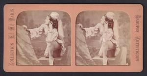 Photographie stéréo E. H. <span class=keywords><strong>Paris</strong></span> : <span class=keywords><strong>Dame</strong></span> en costume <span class=keywords><strong>de</strong></span> scène, pose nue avec les jambes dénudées - Product Image 1