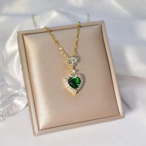 Collana con ciondolo a forma di cuore con zirconi in acciaio inossidabile placcato oro di alta qualità per donna - Product Image 1
