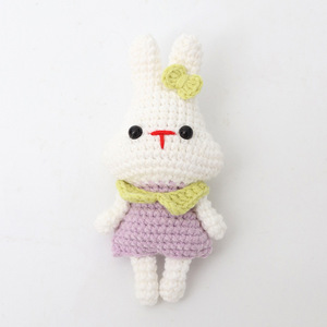 Colgante de conejo de ganchillo hecho a mano, llavero de hilo tejido, amuleto de muñeco de dibujos animados tejido para bolso - Product Image 3
