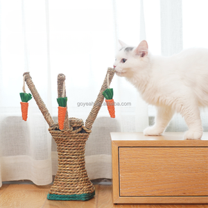 Griffoir pour chat en forme de branche, tressé à la main en paille, avec jouets à mâcher en forme de carotte - Product Image 6