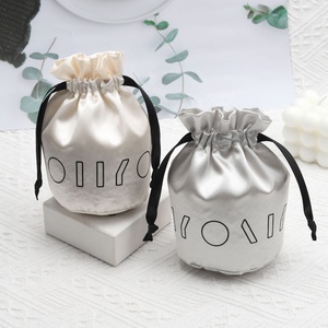 Sac en satin à fond rond avec impression de logo personnalisé, sac de rangement pour cosmétiques et soins de la peau, sac cadeau doux mat, pochette pour maquillage et cheveux, sac en satin avec cordon de serrage - Product Image 1