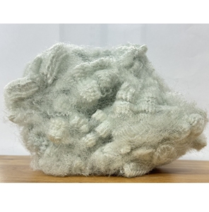 Fibra hueca de poliéster reciclado HD 20D sostenible sin silicona para relleno de chaquetas de invierno y material de relleno de prendas - Product Image 1