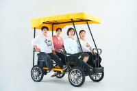 La fête foraine de vélo surrey élégante monte 4 sièges surreyman alimenté par batterie 500w entreprise de location de moteur