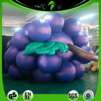 Énorme ballon gonflable de raisins violets personnalisés pour le décor de festival de musique
