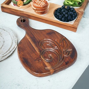 Planche à découper ronde en bois d'acacia créatif avec motif gravé Nouvel article de cuisine avec poignée pour servir et hacher la pizza - Product Image 6