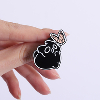 Broches en émail de chats noirs chassant des papillons, chat amusant et joyeux, broche pour vêtements, badge de revers, bijoux, cadeau en gros