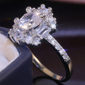 Elegante anello da donna in stile Prong con design scintillante intarsiato, gioielli alla moda per feste - Product Image 3