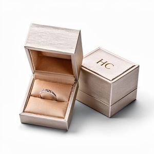 Boîte à bijoux artisanale de luxe rigide à couvercle rabattable en cuir PU, avec insert en microfibre, logo personnalisé en relief, vente en gros - Product Image 3