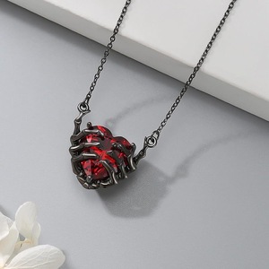 Diseño de moda Retro estilo Punk exagerado personalidad de Halloween corazón rojo oscuro garra fantasma colgante pendientes - Product Image 6