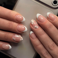 Faux ongles à presser couleur chair nude, motif fleur blanche française, forme amande, décor floral peint à la main, polyvalents pour le quotidien