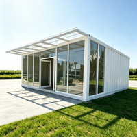 Maison de bureau moderne blanche en conteneur, bâtiment modulaire préfabriqué, espace de travail avec façade en verre, studio, structure en acier