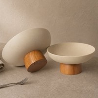 Gespoten keramische fruitschaal op voet met houten onderstel, verhoogde salade schaal voor thuis, hotel, restaurant, buffettafel