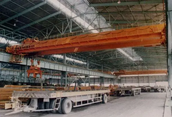 トングブリッジクレーン持ち上げ能力50トン65トン作業義務A7収納ヤード収納室用