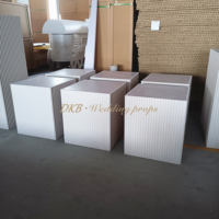 Fournitures de décoration de mariage en gros socle de mariage personnalisé haute acrylique blanc carré socle présentoir blanc