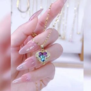 Una <span class=keywords><strong>collana</strong></span> <span class=keywords><strong>cuore</strong></span> di cristallo blu-viola di lusso chiaro con un tocco femminile di fascia alta e una catena di clavicola Non sbiadita N98036 - Product Image 2