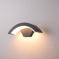 Applique murale LED extérieure moderne étanche IP65 avec diffuseur en polycarbonate, CRI 90 élevé pour maison, jardin, porche