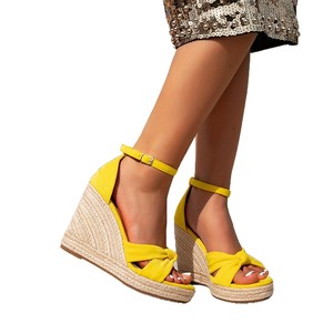 Sandales compensées jaunes en daim avec nœud décoratif, bout ouvert, talon moyen, fermeture à boucle arrière, été, vente en gros - Product Image 2
