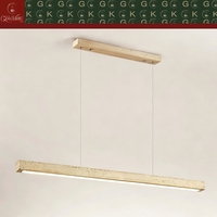 Îlot de cuisine moderne GOLDKING en travertin beige massif, luminaire linéaire, support en bois naturel, fabrication OEM ODM directe d'usine