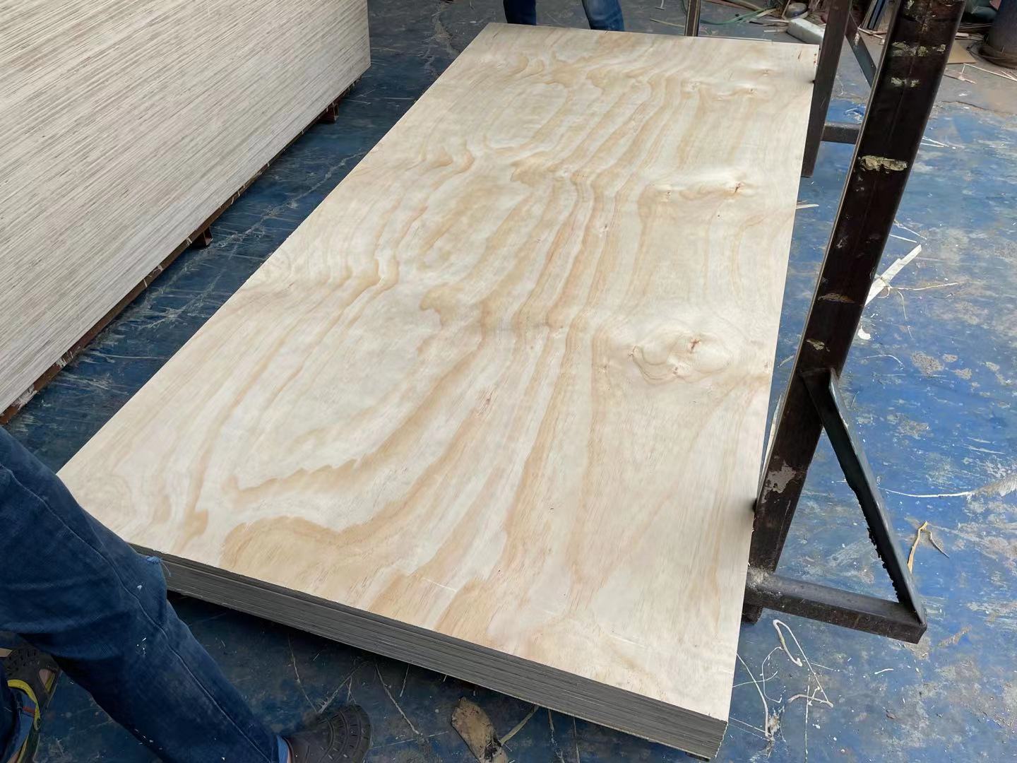 Customized Waterproof 3/4 1/2 Pine Cdx Plywood 4x8 Wholesale High Quality XHWOOD