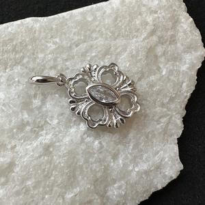 Colgante de Plata de Ley S925 con Patrón Retro, Estilo Europeo Americano Simple con Diamante, Amuleto Lateral de Moda - Product Image 1