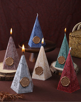 Europäische Retro-Pyramiden-Säulenkerze mit Mehrfach Facettierter Eisfrostoberfläche, Kunstkerze als Geschenk