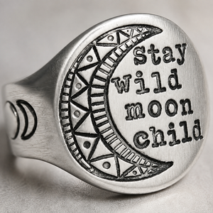 Anello con Motivo Lunare Inciso su Piastra Rotonda, Design Vintage per Donne - Product Image 3