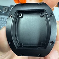Reloj de Pulsera Deportivo para Caballero con Caja de Cerámica Blanca, Engranajes Transparentes Visibles, Movimiento Manual, Escala Interior Oscura y Correa de Goma Acanalada