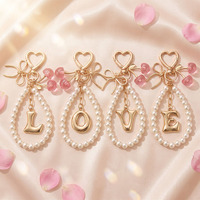 Porte-clés en perles doux et féminin avec lettre, fermoir en forme de cœur, ornement de sac en métal rose pailleté avec cerise et nœud