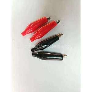 Pinces crocodiles isolées en plastique rouge et noir pour connexion d'alimentation et charge de batterie, durables - Product Image 1