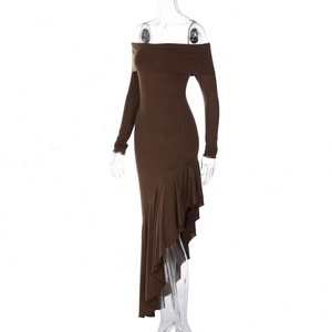 Abito lungo monocolore sostenibile con scollo a barca, volant e maniche lunghe, ideale per cocktail e cene primaverili e autunnali - Product Image 3