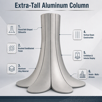 Colonne décorative haute en aluminium sur mesure, base à pétales évasés, finition brossée sablée, joint vertical pour l'aménagement d'atriums d'hôtels