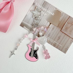 Pendentif de sac en forme de <span class=keywords><strong>violon</strong></span> rose fait main avec perles, accessoire simple et mignon, pendentif de sac en forme d'ours rose, porte-clés - Product Image 1