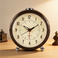 Réveil silencieux circulaire en plastique quartz de style moderne marron café, affichage à aiguilles, fonctionne sur piles, alarme crescendo, pour bureau de nuit
