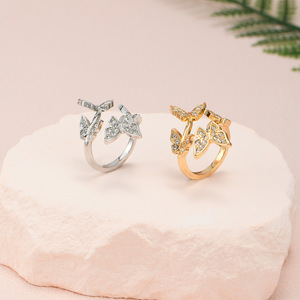 Bague ouverte unisexe en or blanc K avec micro-pavé de zircon cubique en forme de papillon pour les fêtes - Product Image 3