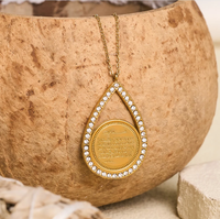 Collier pendentif en acier inoxydable scintillant avec verset Ayatul Kursi incrusté en forme de goutte d'eau Inspire Jewelry