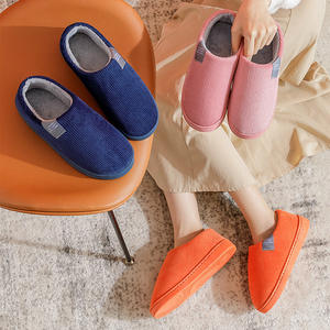 Chaussons d'hiver chauds en peluche pour femmes avec semelle antidérapante, bout ouvert et amorti, design enveloppant pour invités, adaptés à l'été et à l'automne - Product Image 1